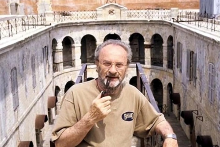 6. Jacques Antoine en el Fort Boyard. Foto - Fort Boyard (1990) (IMDb)
