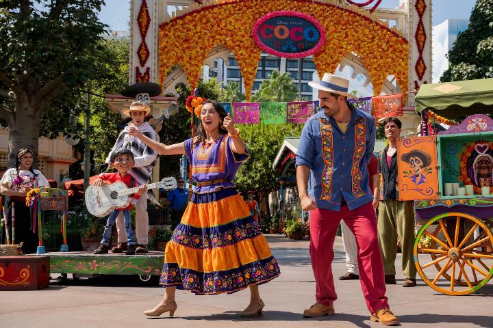 6. Plaza de la familia. Foto - Disneyland Resort