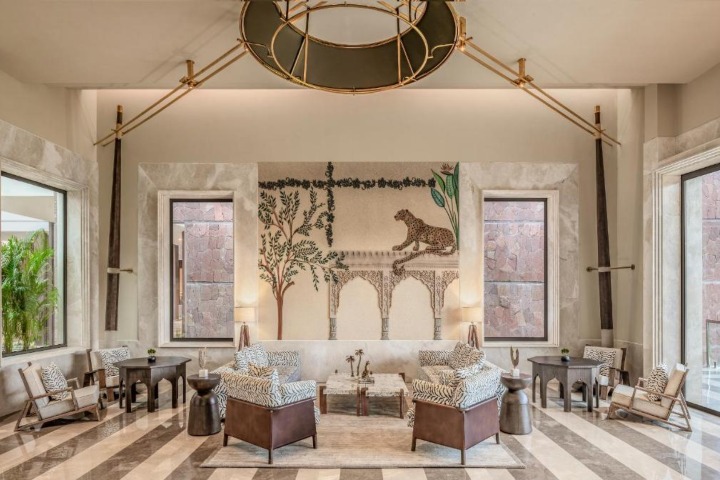 6. Sala de estar del JW Marriott Ranthambore. Foto - Marriott International (Booking)