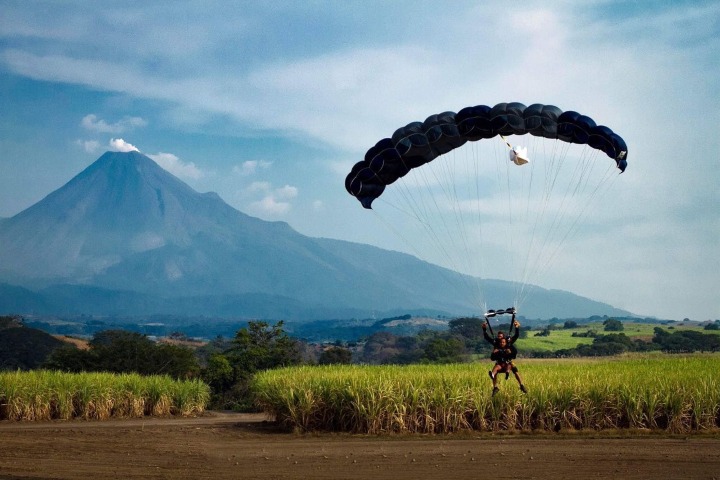 6. Salto en paracaídas frente al Volcán de Colima. Foto - @elevateskydive (Instagram)