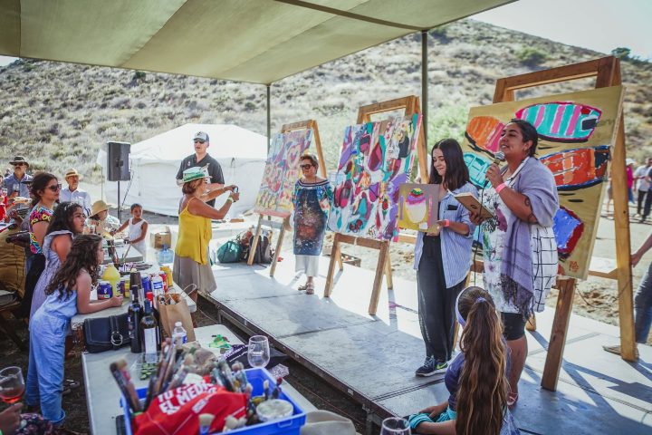 6. Subasta de pinturas en la Fiesta de los Viñedos en Flor. Foto - Provino Baja California (Facebook)