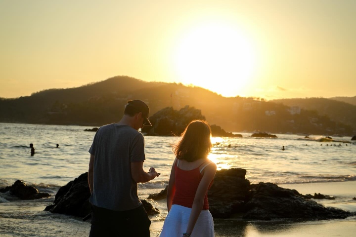 6. Viajeros durante atardecer en Ixtapa Zihuatanejo. Foto - @visitiz (Instagram)