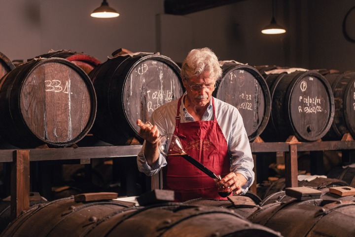 7. Extracción de muestra de vinagre balsámico. Foto - Acetaia Giusti (Facebook)