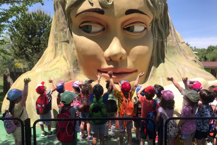 7. Niños frente a la Mujer Gigante. Foto - @lamujergigante (Instagram)
