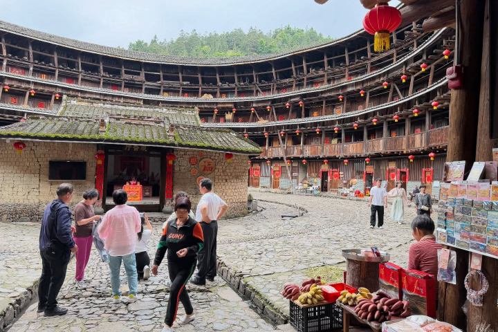 7. Personas dentro de tolou. Foto - @greattripchina (Instagram)