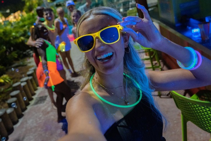7. Visitante durante el AquaGlow. Foto - @aquaticaorlando (Instagram)