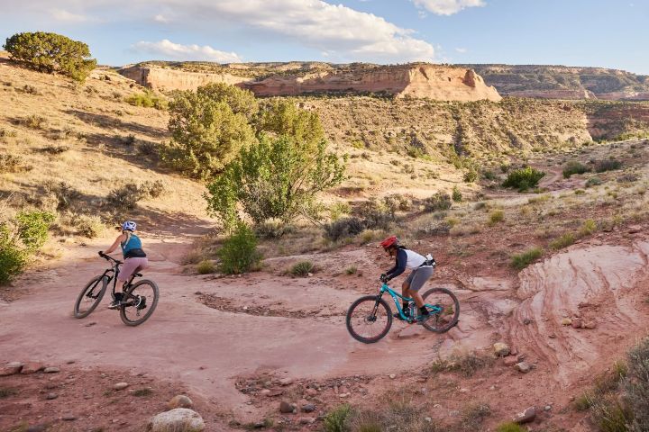 8. Ciclistas en el Sendero Kokopelli de Colorado. Foto - Visit Colorado (Facebook)