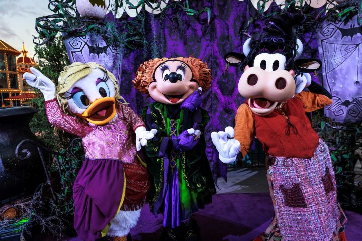 8. Daisy, Minnie y Clarabelle disfrazadas de las Hermanas Sanderson de Hocus Pocus. Foto - Disney Parks Blog