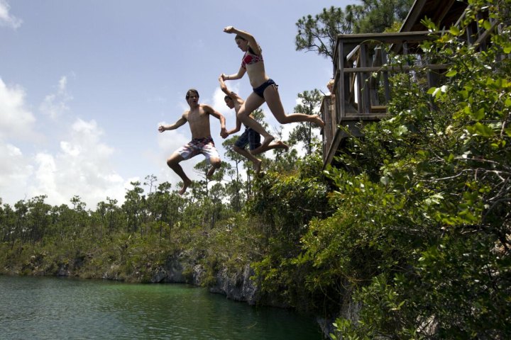 8. Salto de fe al Captain Bill’s Blue Hole. Foto - esVivir