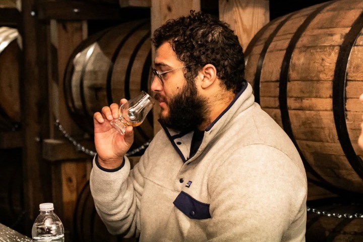 8. Viajero degustando bourbon en la destilería Green River. Foto - Green River Distilling Co. (Facebook)