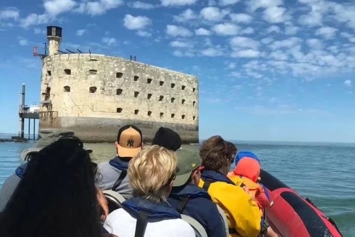 8. Viajeros en tour alrededor del Fort Boyard. Foto - Manawa