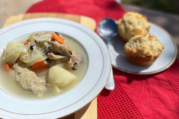 9. Sopa souse de pollo con Johnny Cakes . Foto - Land Sea Meals