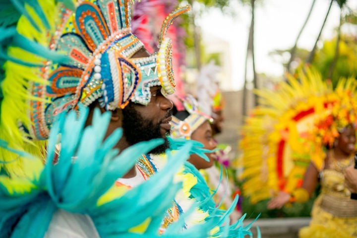 EXTRA. Hombre con traje Junkanoo. Foto - Travel Bahamas (Facebook)