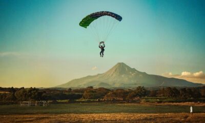 SALTO EN PARACAÍDAS FRENTE AL VOLCÁN DE COLIMA. Foto - @moderntarzan (Instagram)