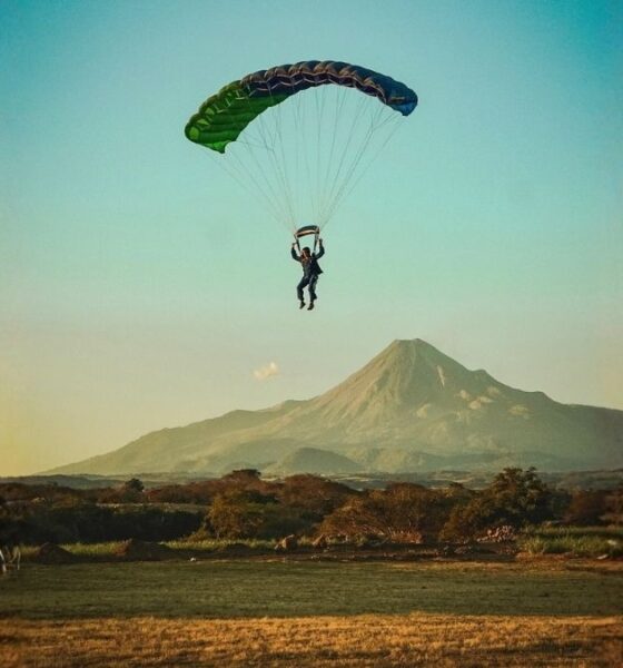 SALTO EN PARACAÍDAS FRENTE AL VOLCÁN DE COLIMA. Foto - @moderntarzan (Instagram)