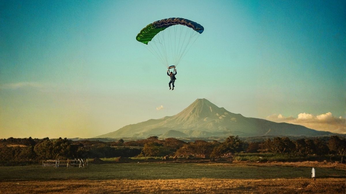 SALTO EN PARACAÍDAS FRENTE AL VOLCÁN DE COLIMA. Foto - @moderntarzan (Instagram)