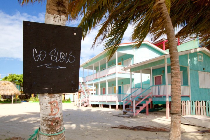 1. Letrero de _Go Slow_ en Caye Carlker. Foto - Belize (Expedia)