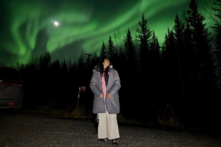 1. Viajera mirando aurora boreal en Fairbanks. Foto - Explore Fairbanks Alaska (Facebook)