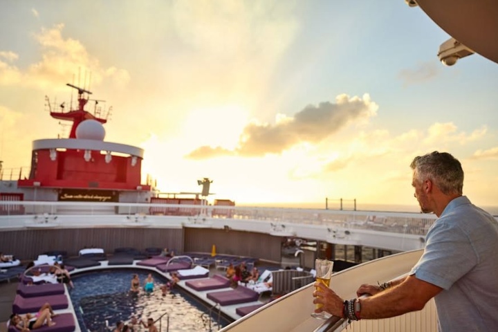 1. Viajero en crucero de Virgin Voyages. Foto - Virgin