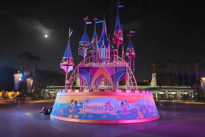 2. Decoración del 70.° Aniversario de Disneyland Resort. Foto - DocumentDisney (YouTube)