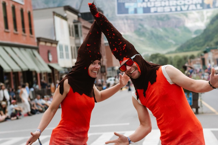 2. Desfile de Hongos durante el Telluride Mushroom Festival. Foto - @telluridemushroomfest (Instagram)