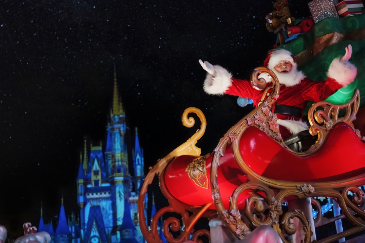 2. Desfile durante el Mickey's Very Merry Christmas Party. Foto - Disney Parks Blog
