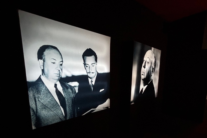 Imágenes de Alfred Hitchcock y Dalí en la exposición. Foto. - SB Media Group