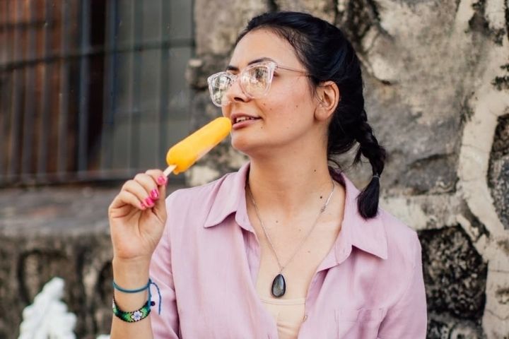 2. Mujer comiendo paleta de La Villa. Foto - Paletas de La Villa (Facebook)