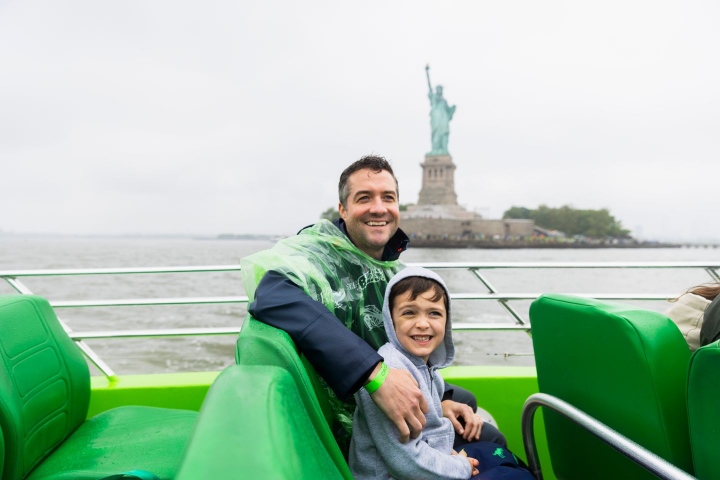 2. Pasajeros de The Best frente a la Estatua de la Libertad. Foto - @thebeastnyc (Instgram)