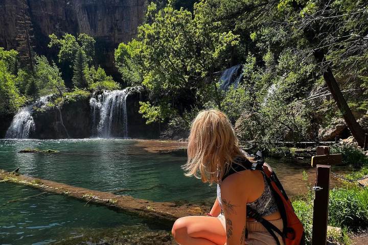 2. Viajera en el Hanging Lake. Foto - @thelovelyyjayyy (Instagram))