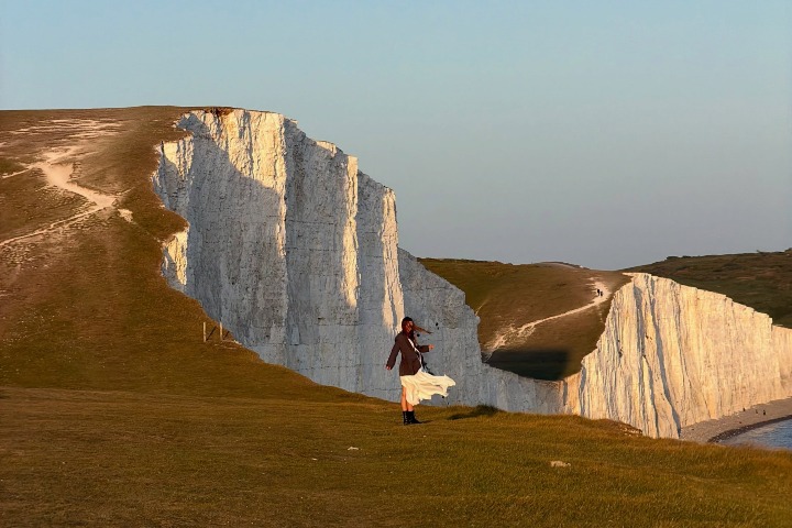 2. Viajera frente a las Seven Sisters. Foto - @bozbeyd (Instagram)
