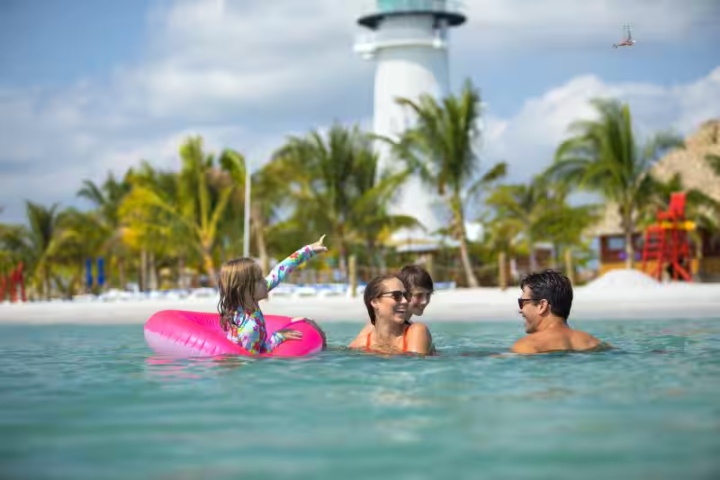 2. Viajeros en Harvest Caye. Foto - Norwegian Cruise Line