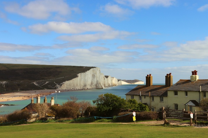 3. Casas frente a las Seven Sisters. Foto - Vsevolod Belousov (Unsplash)