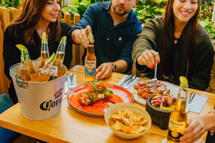 3. Comida en Vista Corona. Foto - Cerveza Corona