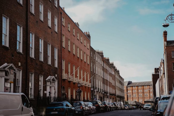 3. Edificios en Irlanda. Foto - Daniel Julio (Unsplash)