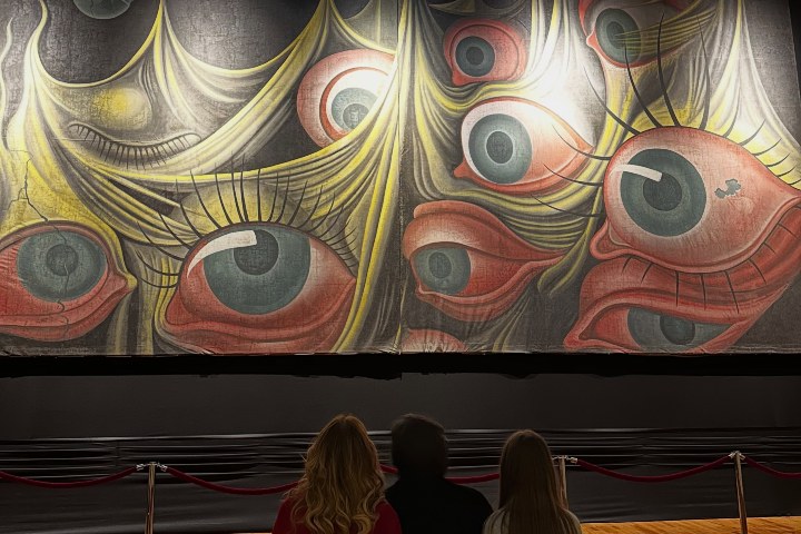 Visitantes admirando la escenografía hecha por Dalí para Spellbound. Foto. - rbigorra (Instagram)