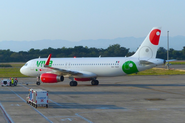 4. Avión de Viva. Foto - Colin Cooke (Flickr)