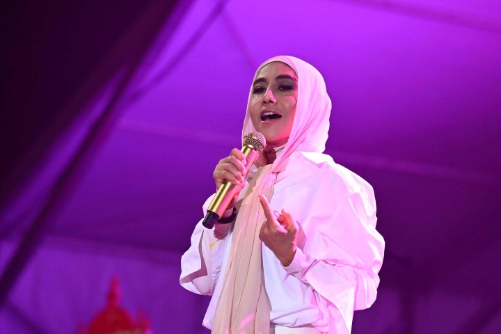 4. Cantante durante el Citrawarna. Foto - Pejabat SUK Perlis (Facebook)