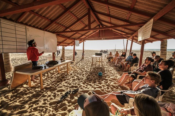 Charla de inicio para la liberación de tortugas. Foto. - Media Tourism Group