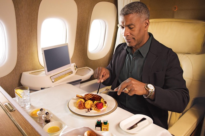 4. Comida durante vuelo de Emirates. Foto - Emirates (Facebook)