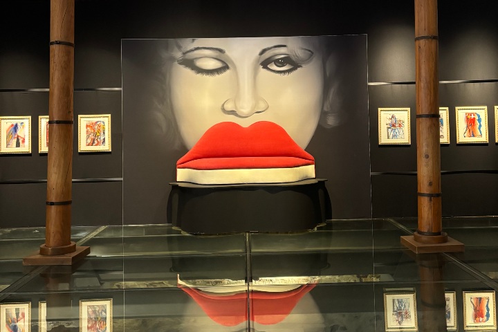 Escultura Mae West Lips Sofa de Dalí en la exposición Dalí: Escenografía de un sueño. Foto. - SB Media Group