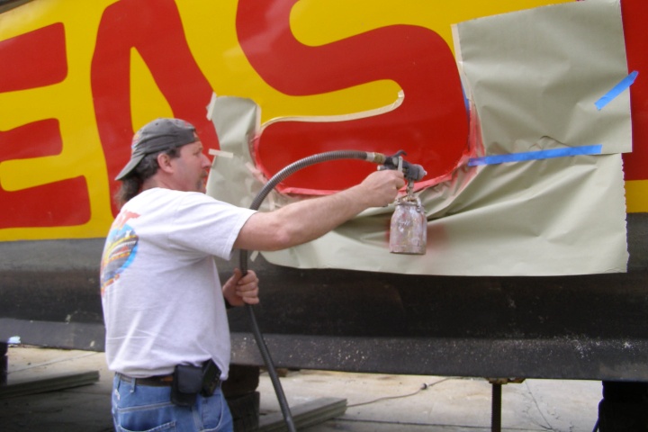 4. Mad Dog pintando The Best. Foto - The BEST