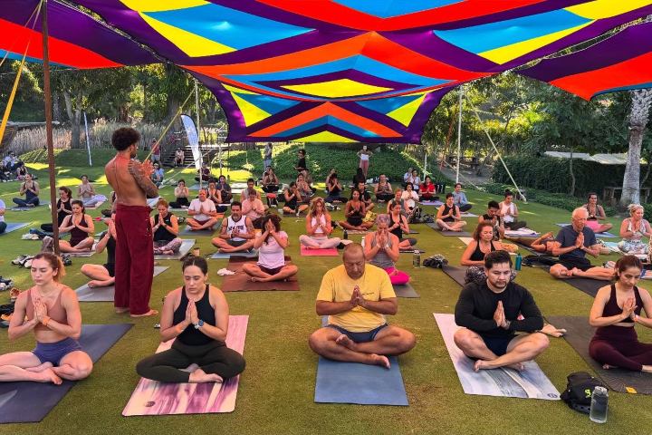 4. Meditación durante el Todos Santos Wellness Fest. Foto - @benifalcon (Instagram)