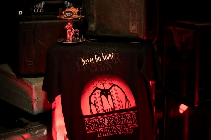 4. Mercancía de Stranger Things durante el Halloween Horror Nights 2026. Foto - @HorrorNightsORL (X)
