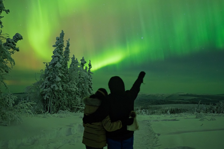4. Pareja mirando aurora boreal en Fairbanks. Foto - @vincentledvina (Instagram)