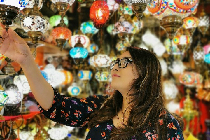 4. Viajera en el Gran Bazar de Estambul. Foto - ThePowerCouple (Unsplash)