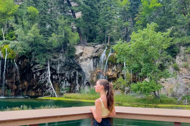4. Viajera en pasarela del Hanging Lake. Foto - @ms.breanicole (Instagram)