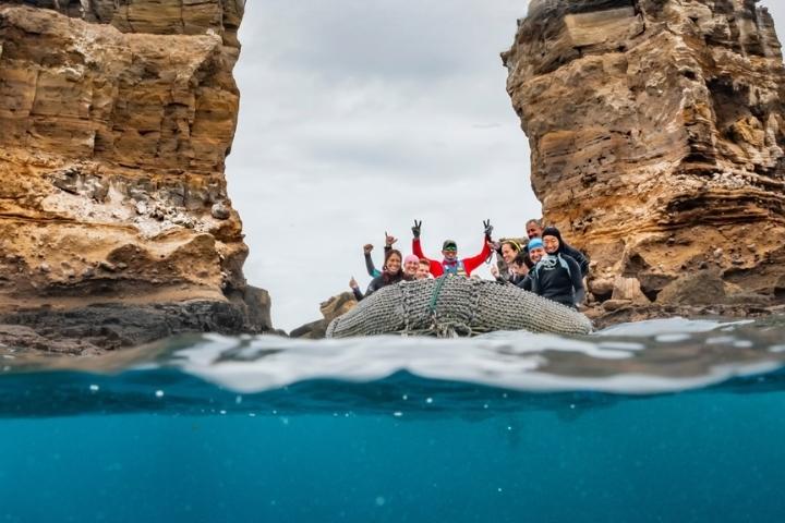 4. Viajeros en Los Pilares de la Evolución. Foto - @galapagosskyliveaboard (Instagram)