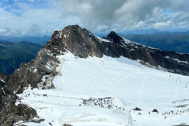 5. Actividades deportivas en la nieve en 4. Paisaje con refugios de montaña en Hohe Tauern National