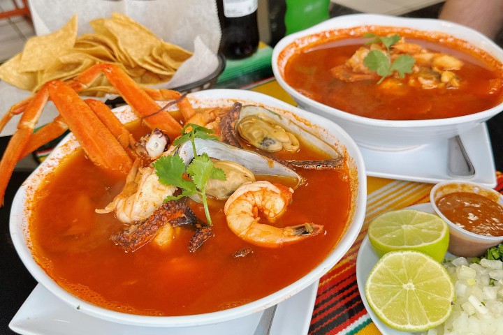 5. Caldo de jaiba con pulpo y camarón-. Foto - @mariscoscorona (Instagram)